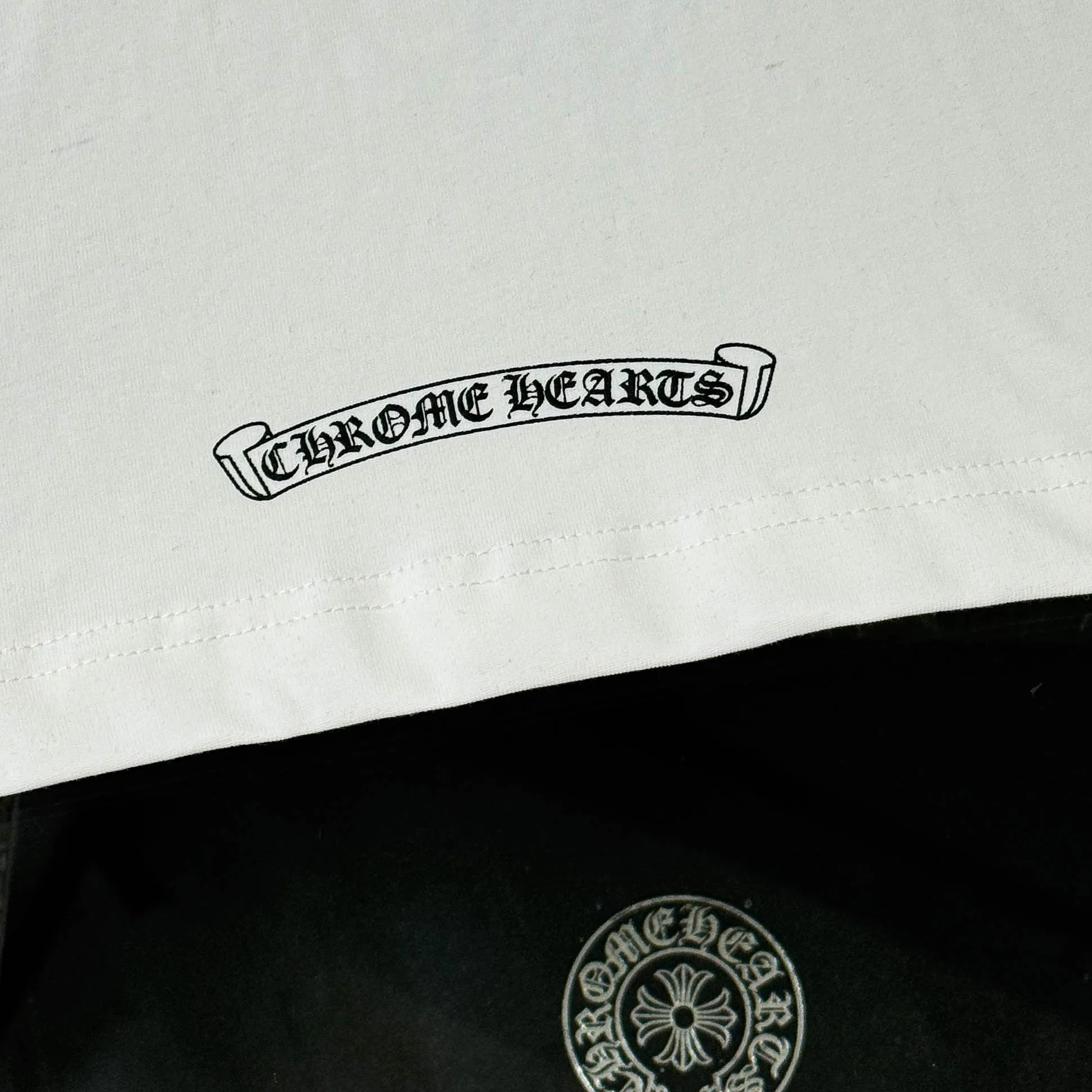 P170 Chrome Hearts 25 high-end versions. The fabric is made of 300 grams of high-density pure cotton. It does not deform or shrink. It has three labels. It is the same style for men and women. Technology: suede foaming + digital printing. Color: white, black. SIZE: S-XL.
